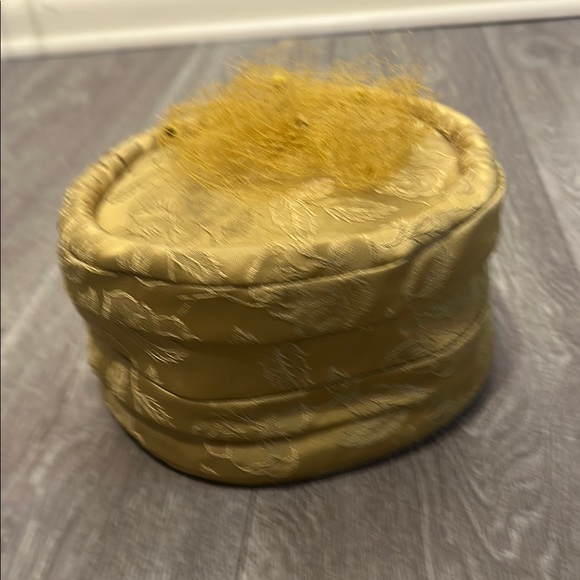 VINTAGE Woman’s Gold Hat - Picture 1 of 9